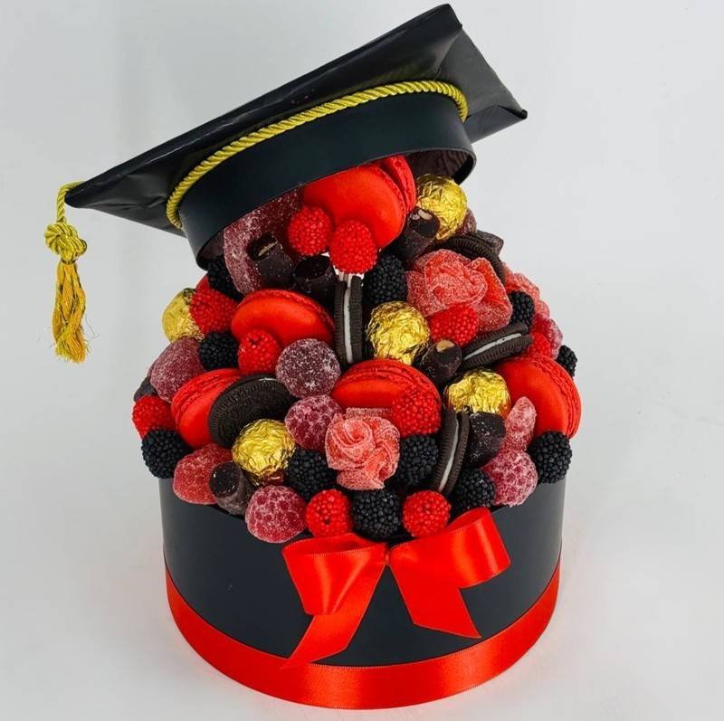 Sladkij,buket,na,1,sentyabrya,sapkoj,magistra,,bakalavra.,Podarok,na,vipusknoj.,Buket,is,marmelada