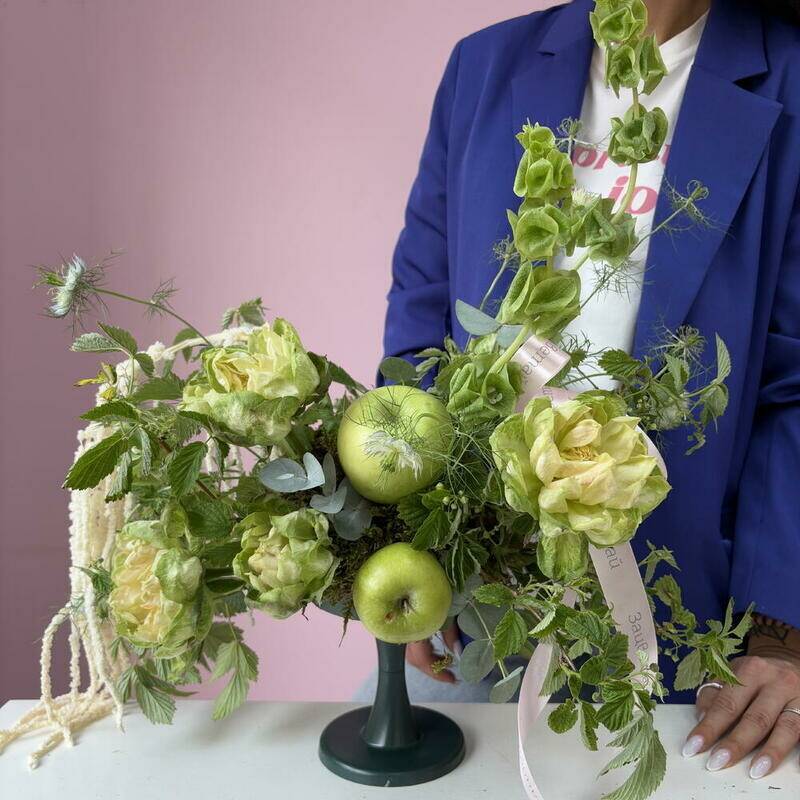 Composition,on,the,table,Green,apple