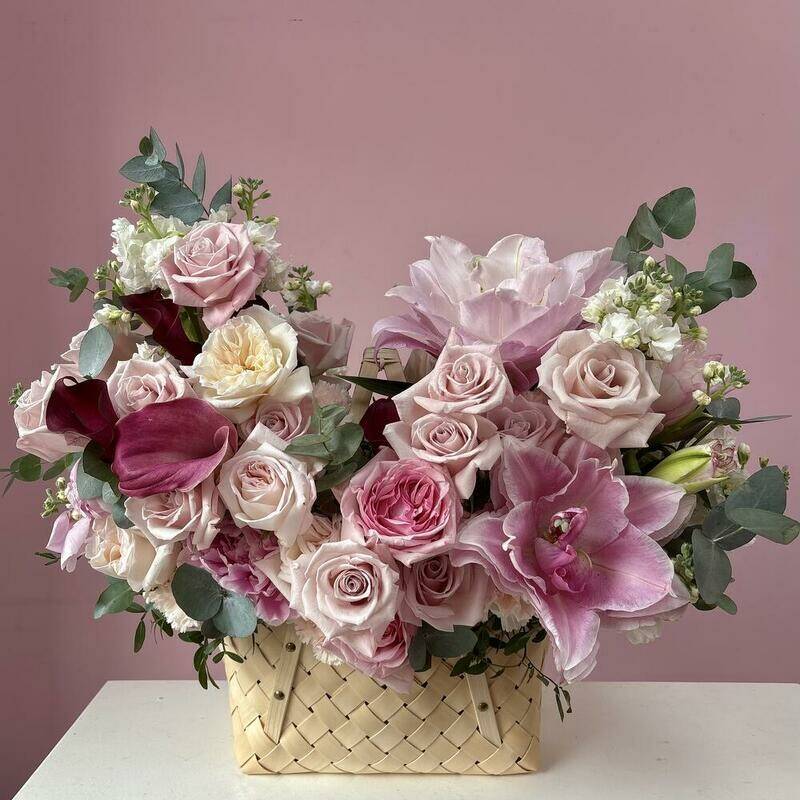 TCvetochnaya,korzina,premium,Kitajskij,sads,liliyami,Sara,Bernar,and,mixed,aromatnih,rose