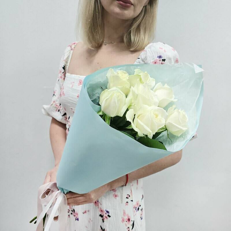 Bouquet,of,white,roses,with,pearls