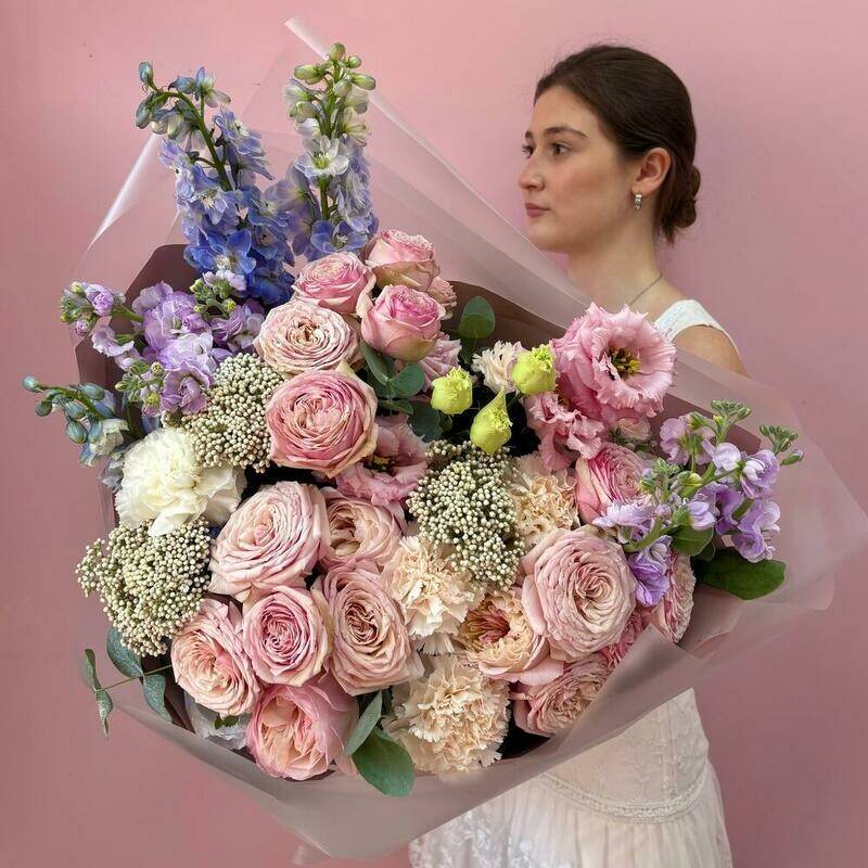 Premium,bouquet,Rusalochka,s,rozami,Devida,Ostina,i,del_finiumami