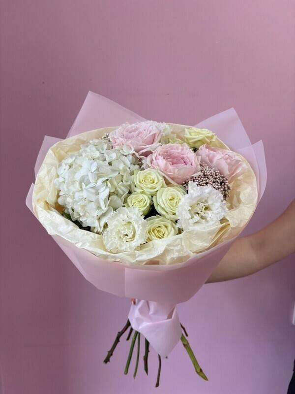 Bouquet,of,gortenziej,i,rozami,Devida,Ostina