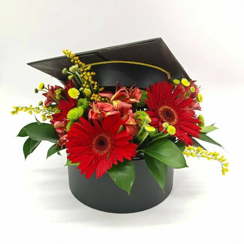Buket,miks,v,shlyape,magistra,bakalavra,na,1,sentyabrya,,vipusknoj.,Al_stromeriya,,gerbera,,santini