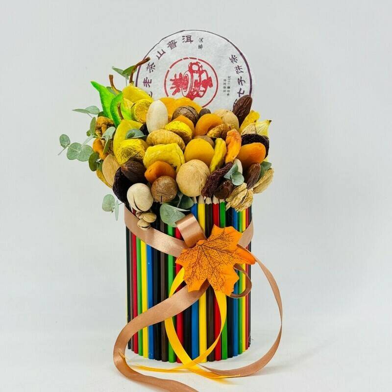 Buket,iz,orehov,i,suhofruktov,i,chaya,Puer,v,korobke,s,karandashami.,S_edobnij,podarok