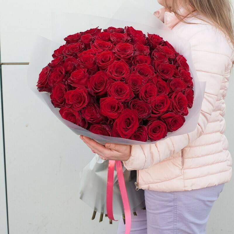 Bouquet,of,premium,Ecuadorian,roses,and,gift,packaging,Explore