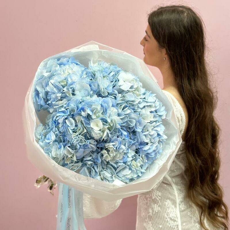 Bouquet,of,blue,hydrangeas,Summer,clouds