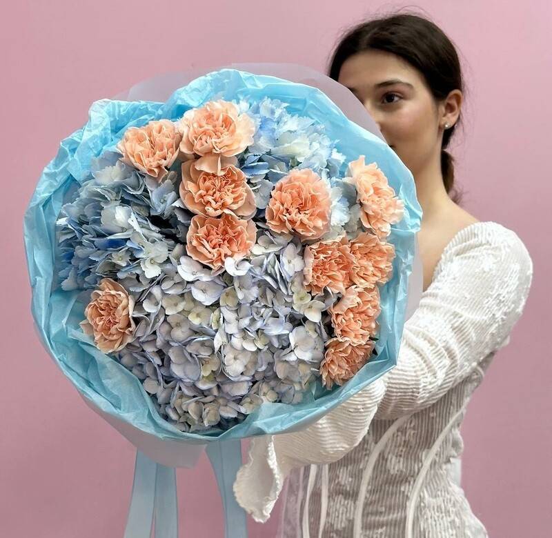 Bouquet,with,lace,dianthus,and,hydrangeas,Romantic