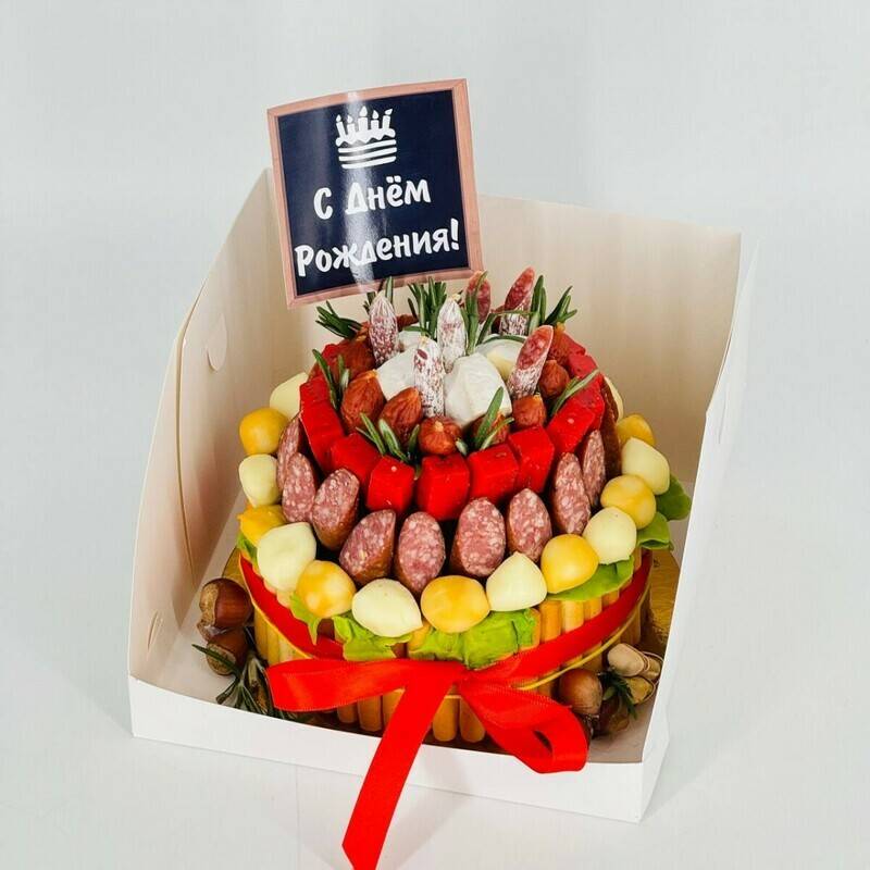 Kolbasno-sirnij,bento,tart.,S_edobnij,podarok,na,Den_,rozhdeniya.,Buket,iz,kolbasi,i,sira