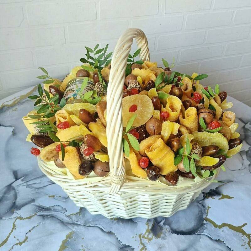 Korzina,s,suhofruktami,i,konfetami,Suhofrukti,S_edobnij,buket