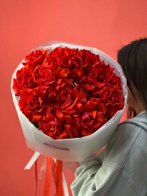 Bouquet,of,red,French,roses,in,a,round,package