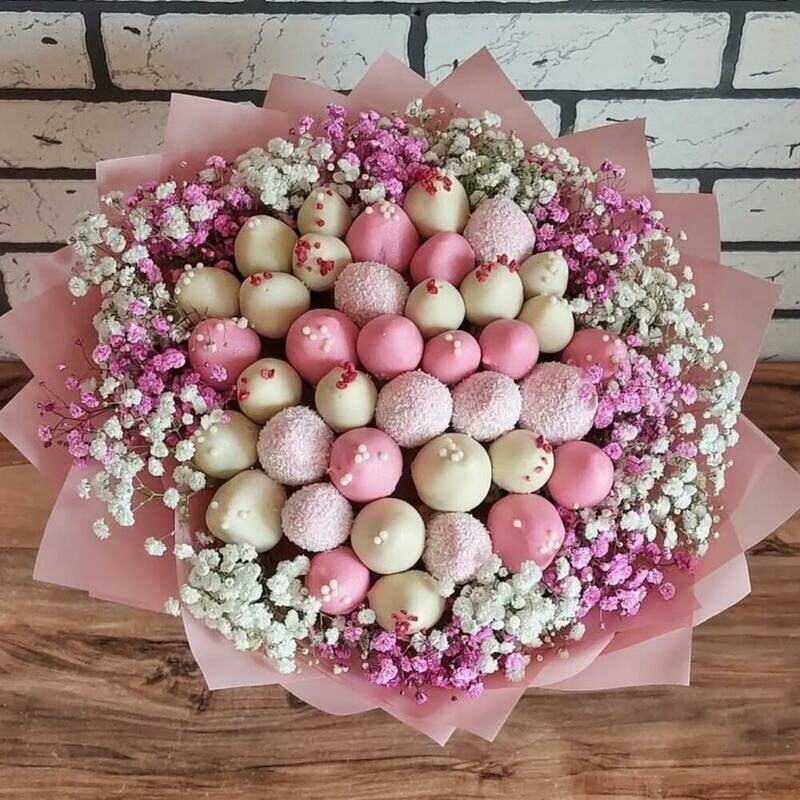 Candy,Bouquet,with,strawberries,and,chocolate,and,create,a,gypsophilogue,Strawberry,and,chocolate,for,Mom