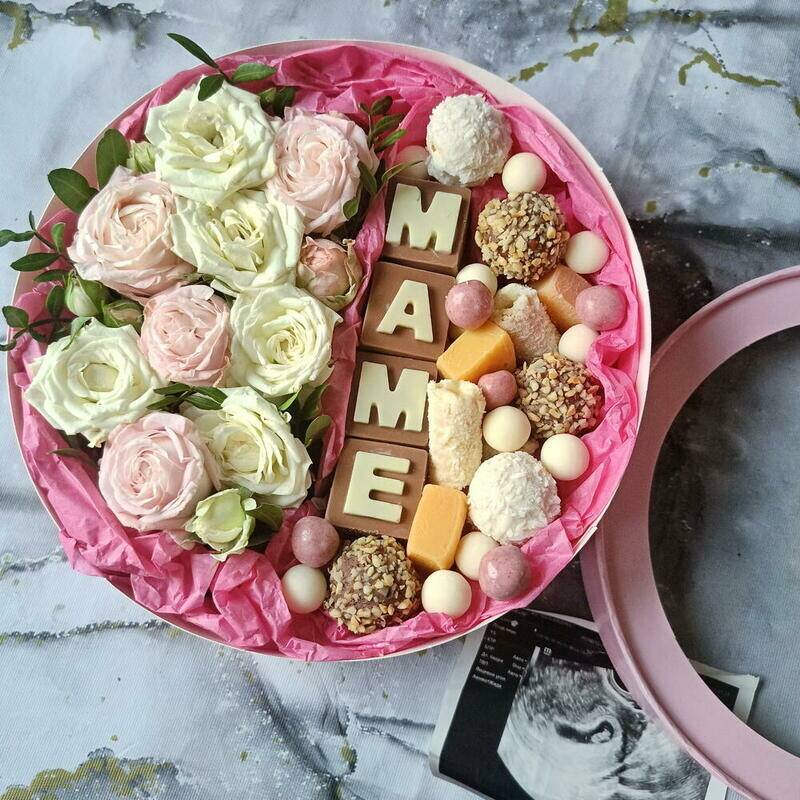 MAME,Box,with,custom,roses,and,sweets,and,chocolate,handmade,Den_,Mom