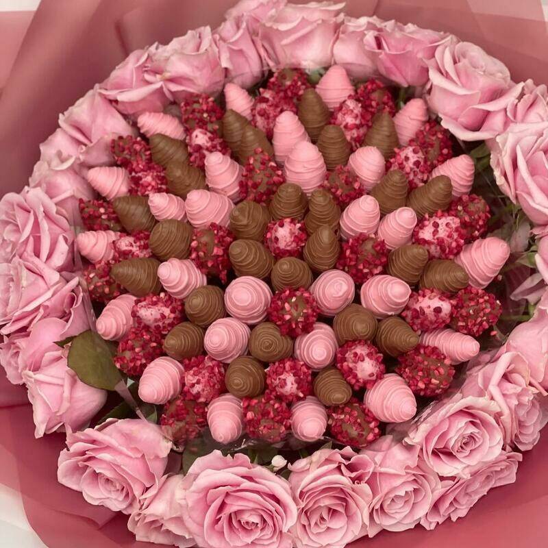 Bouquet,of,strawberries,and,roses