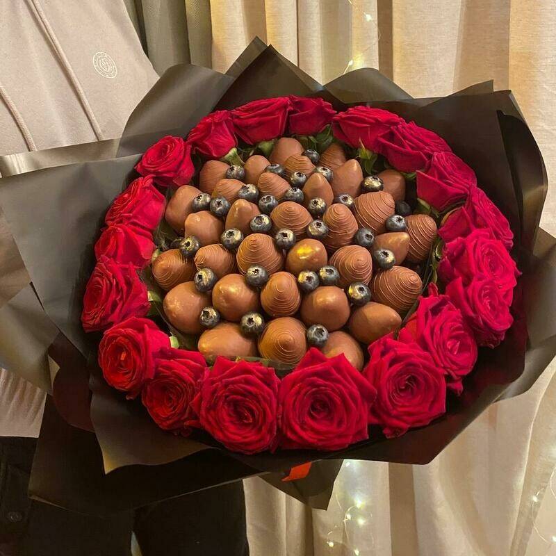 Bouquet,of,strawberries,in,chocolate,with,roses,For,the,most,beloved