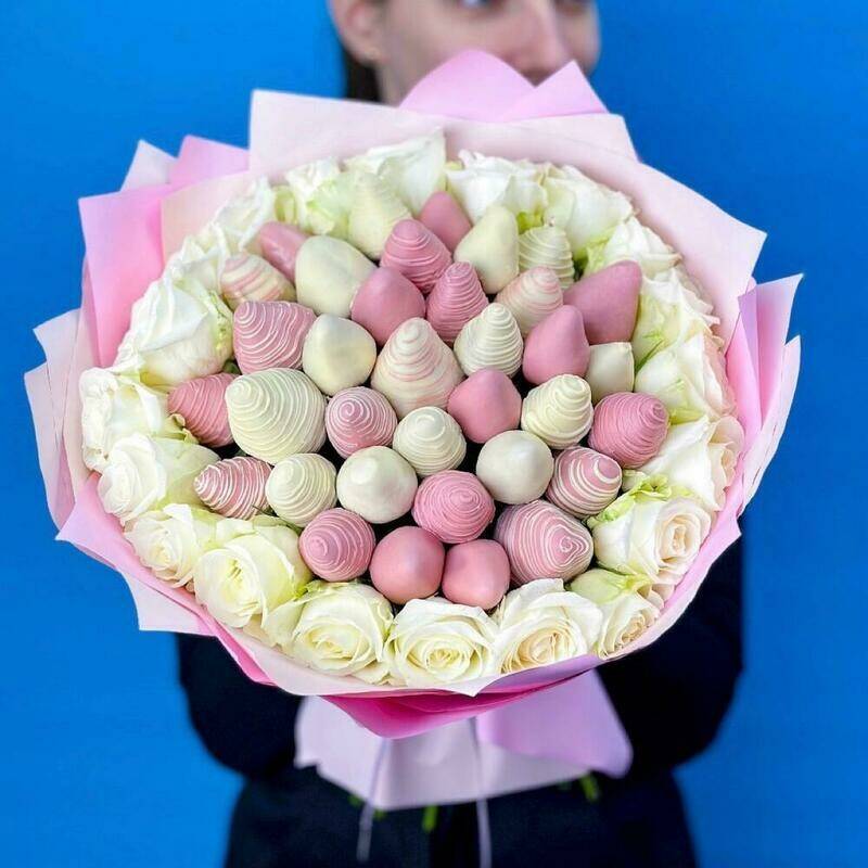 Bouquet,belie,roses,and,strawberries.,Strawberry,in,bel_gijskom,chocolate,Callebaut