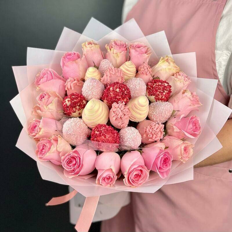 A,bouquet,of,strawberries.,Strawberry,in,chocolate,19,pcs,and,pink,unicorn,Roses,15,pcs
