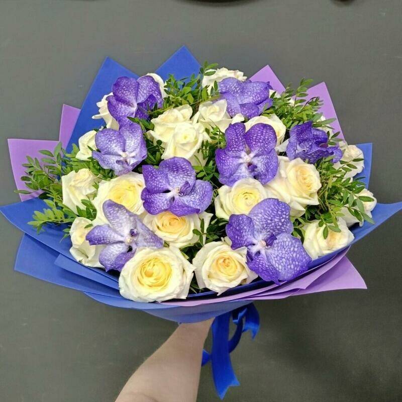 Beautiful,bouquet,with,large,peony,rose,and,orchid,VandaNachal_niku