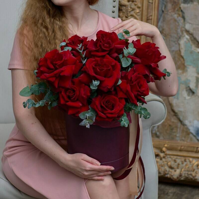 11,red,Ecuadorian,roses,in,a,hatbox