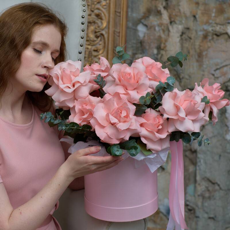 11,pink,Ecuadorian,roses,in,a,hatbox