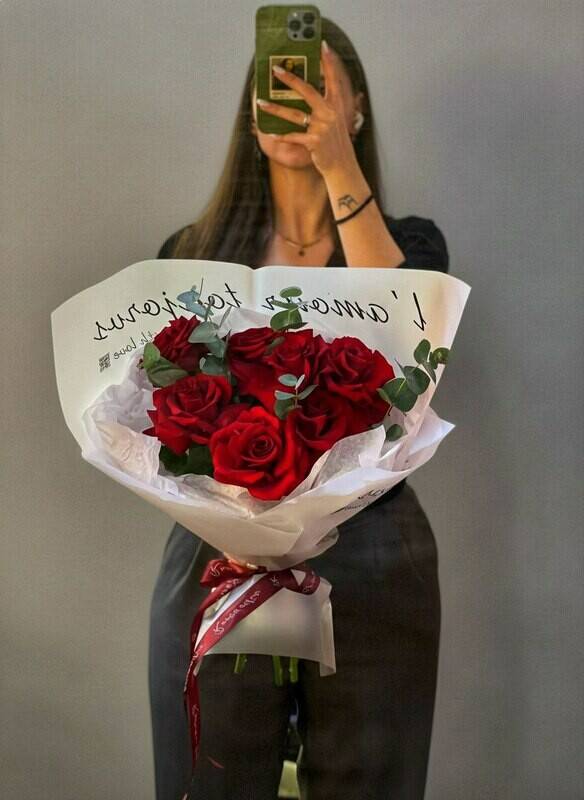Buket,s,frantcuzskim,rozami,Krasnaya,roza