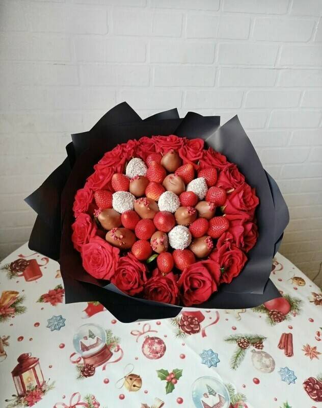 Strawberry,and,chocolate,and,red,roses,Yagodnij,bouquet,Bouquet,with,strawberries,and,chocolate,Mamochke