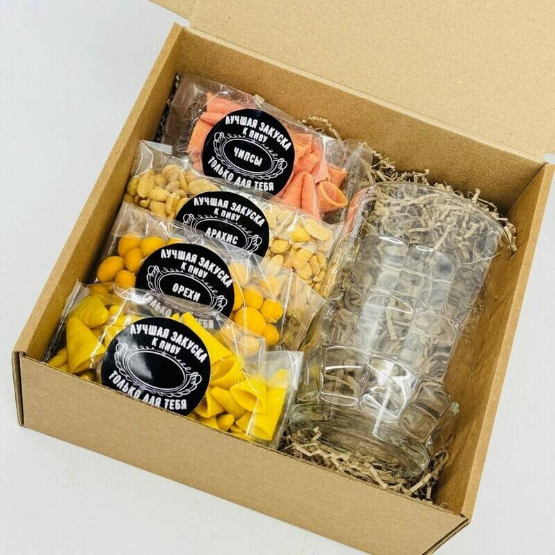 A,gift,for,a,man,on,February,23rd:,a,beer,box,,a,snack,set,,and,a,beer,mug.