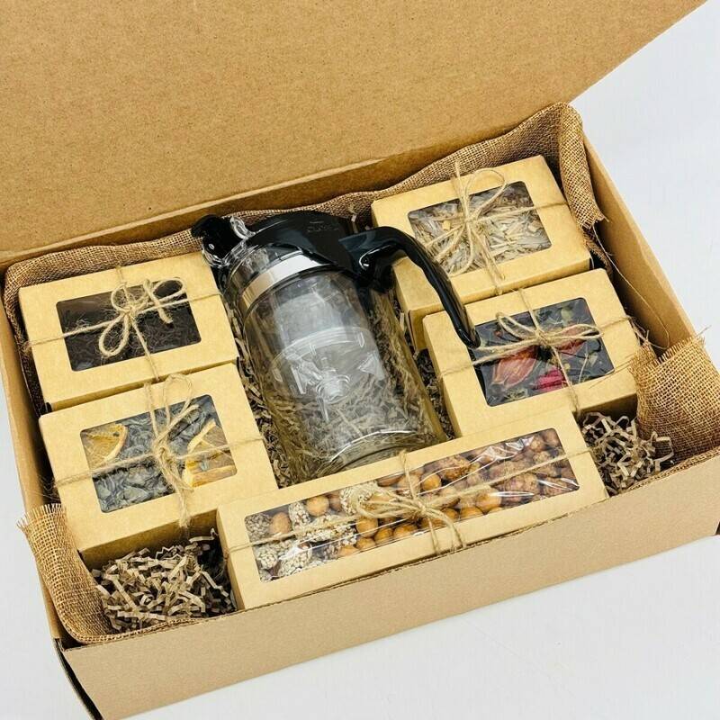 Podarochnij,nabor,elitnogo,tea,with,orehami,and,zavarochnim,chajnikom.,Cheesebox