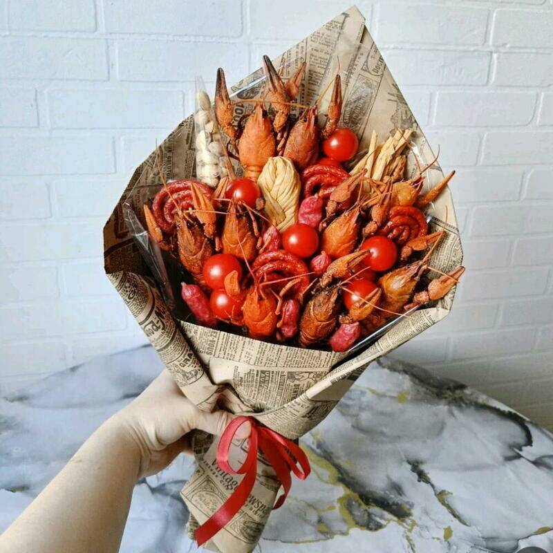 Bouquet,s,varenimi,rakami,,kolbaskami,i,kopchenim,sirom