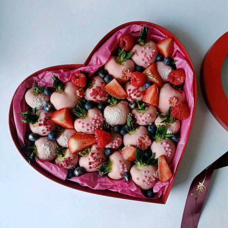 Korobka,v,vide,serdtce,s,klubnikoj,v,shokolade,i,yagodami,Klubnika,v,shokolade,dlya,devushki