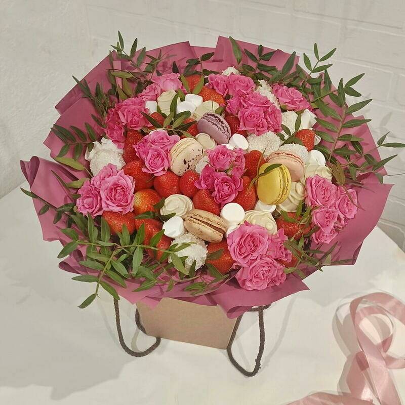 Bouquet,with,chocolate,strawberries,,macaroni,cakes,and,red,cheese