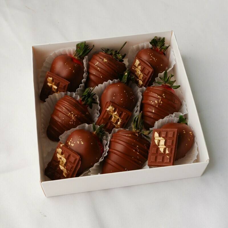 Euphoria,Set,with,Strawberries,in,Chocolate,,6-9,Berries