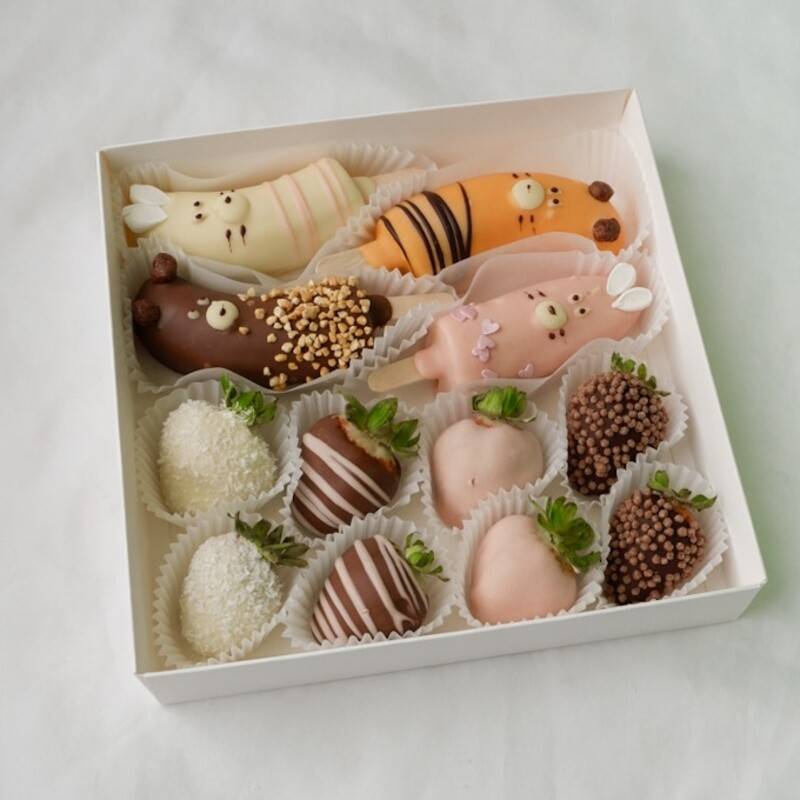 Set,of,"Animals",4,bananas,6-8,strawberries,in,chocolate