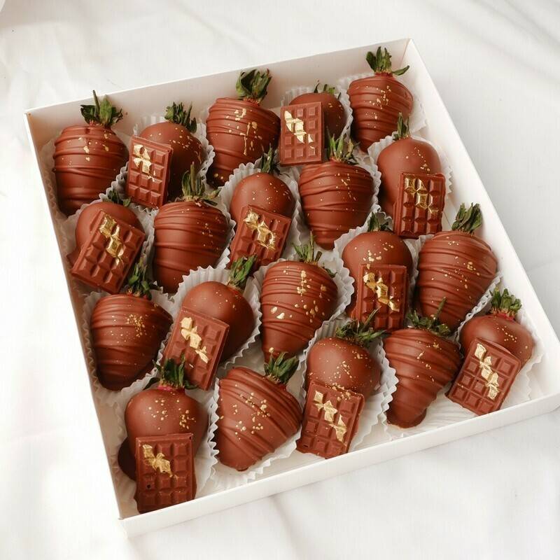 Euphoria,Set,with,Chocolate-Dipped,Strawberries,,16-20,Berries