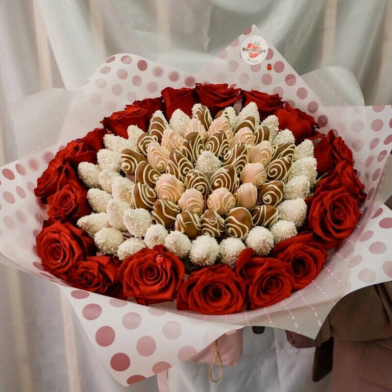 Bouquet,with,strawberries,in,chocolate,and,flowers,"Super,Gigantes"