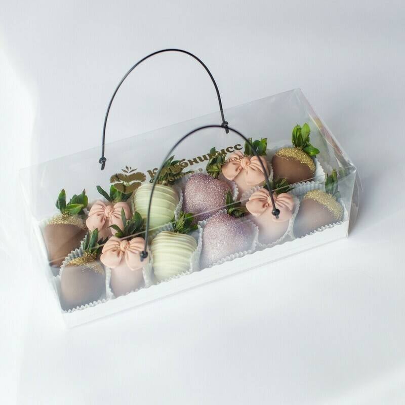 "Siyanie",set,with,strawberries,in,chocolate