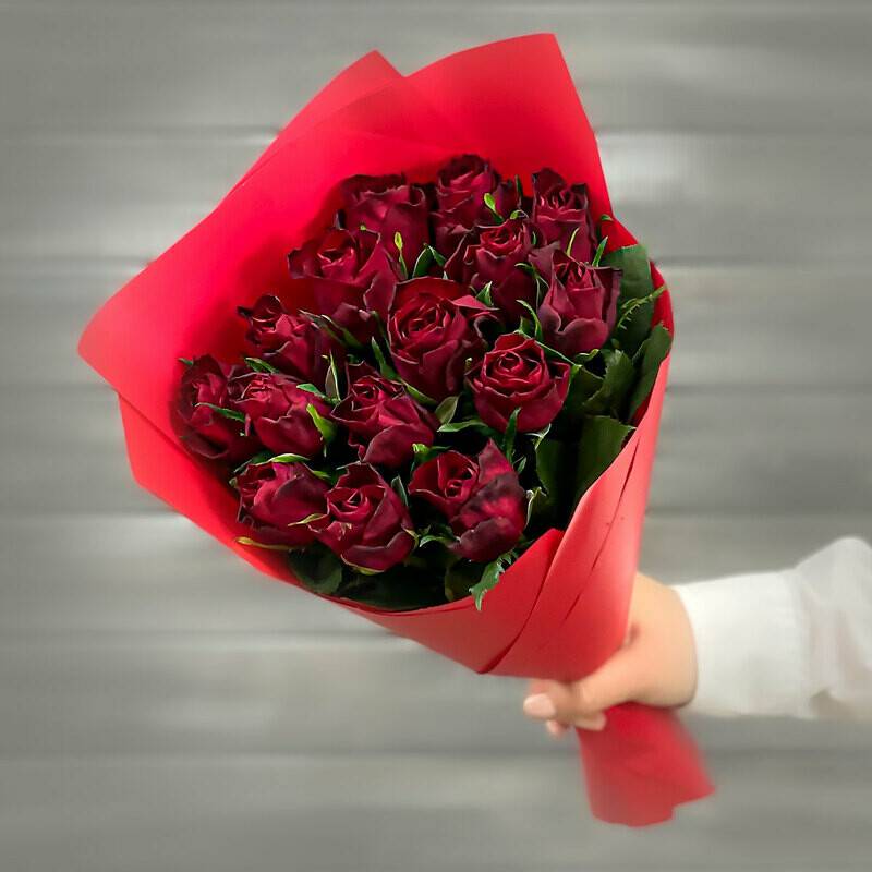 Bouquet,of,19,red,roses,in,a,40,cm,package.