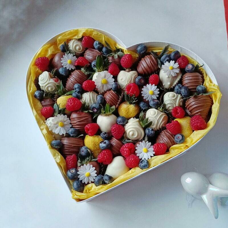 Heart,of,L,with,strawberries,in,chocolate,and,edible,daisies