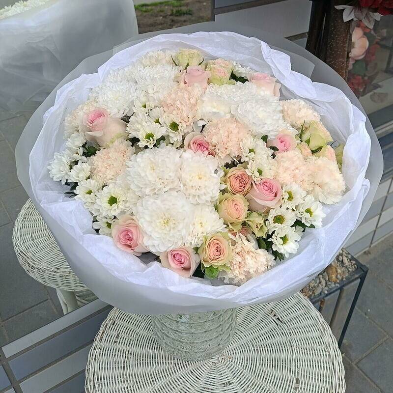 Zefirka,Bol_shoj,bouquet,with,pink,roses,and,dianthus,Rosie