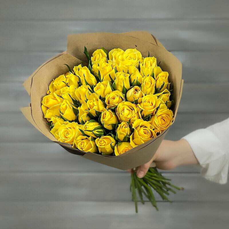 Bouquet,of,33,yellow,roses,in,Kenya,kraft,paper,,40,cm.