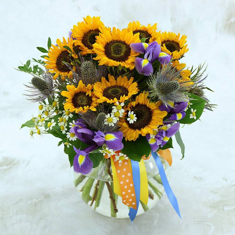 Bouquet,of,sunflowers,and,irises