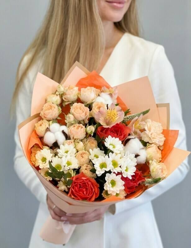 Bouquet,with,roses,and,cotton,is,a,bright,moment
