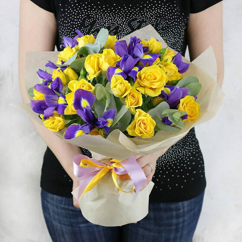 Bouquet,of,yellow,roses,and,irises