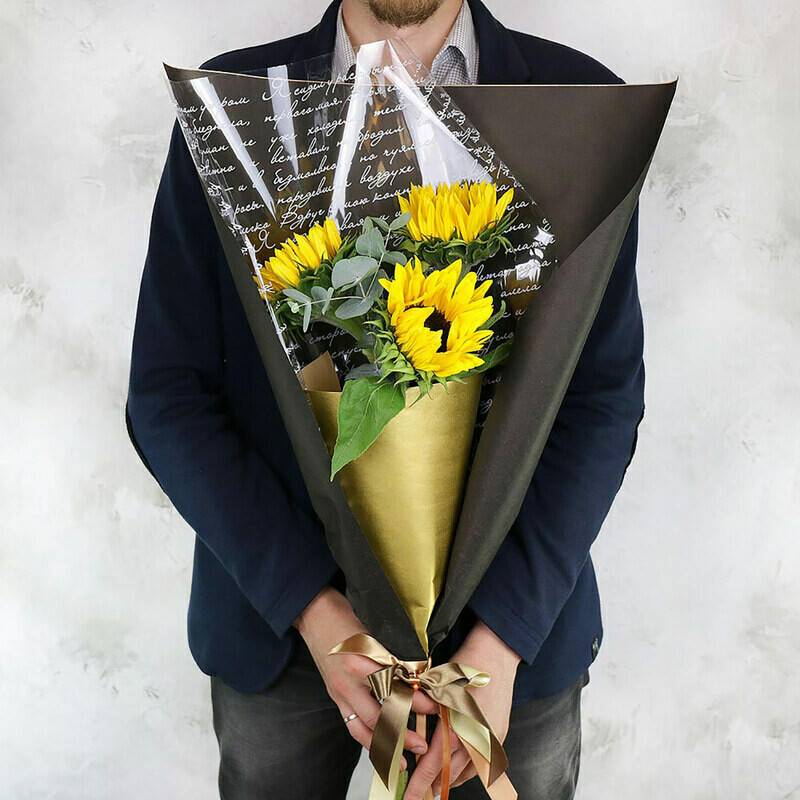 Bouquet,of,sunflowers,and,eucalyptus,leaves,in,the,original,packaging