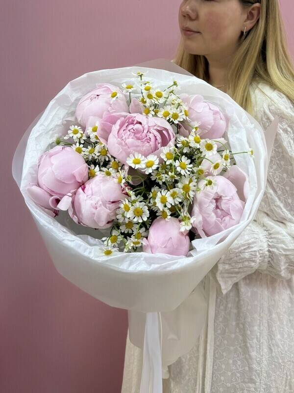 bouquet,of,peonies,with,daisies