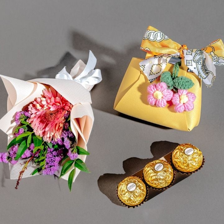 Petite Radiance Gift Set (Twilly Bag With Flowers, Chocolates & Charm)