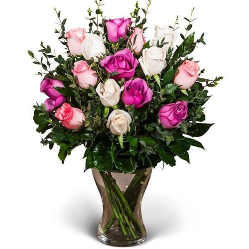 15 Stems Mixed Color Roses in Vase