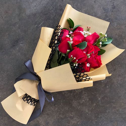 12 Stems Red Color Roses in Bouquet