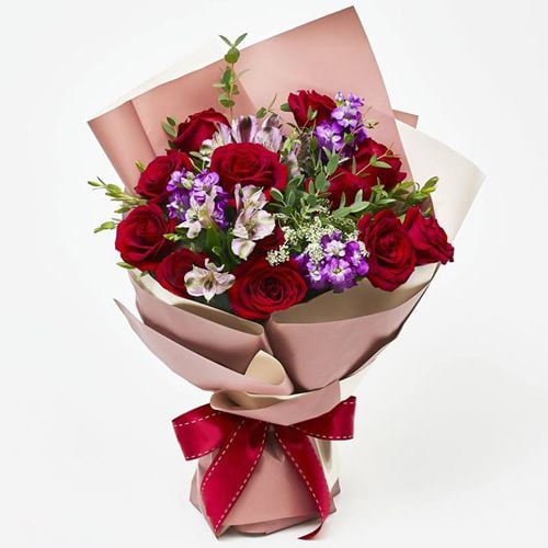 Dozen of Fresh Red Roses in Bouquet