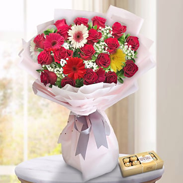 Beautiful Detail (12 Roses + 3 Gerberas + Bombones)