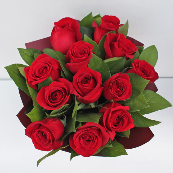 12 Romantic Red Roses